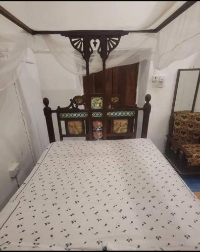 sypialnia z łóżkiem z czarno-białą kołdrą w obiekcie Together forever w mieście Ngambo