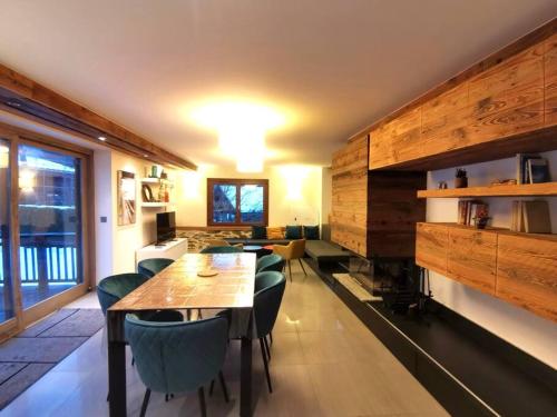 ein Esszimmer mit einem Tisch und einigen Stühlen in der Unterkunft Duplex with garden Mountain view in Les Houches