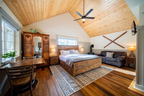 Shasta View Lodge في McCloud: غرفة نوم بسرير وسقف خشبي