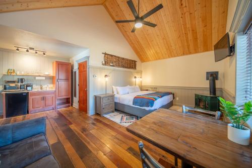 a bedroom with a bed and a wooden ceiling at Shasta View Lodge in McCloud