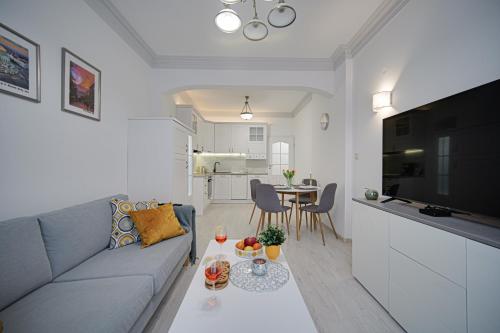 una sala de estar con un sofá y una mesa en Tulip Dreamland, en Sofía