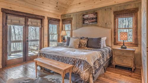Un dormitorio con una cama y una mesa y ventanas. en Living and Living Well, en Morganton
