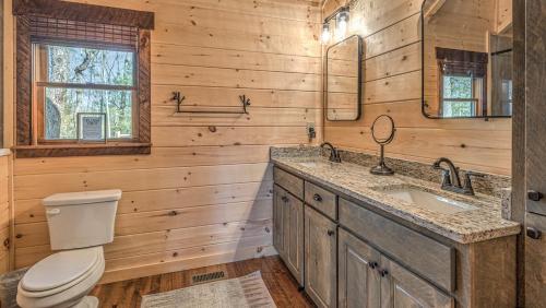 Un baño de madera con inodoro y lavabo. en Living and Living Well, en Morganton