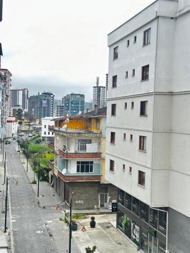 uitzicht op een straat met gebouwen bij Renaissance Apart Hotel in Trabzon