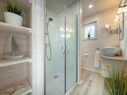 un bagno con doccia e lavandino di Isa-Bella Comfortable holiday residence a Burgtiefe auf Fehmarn 