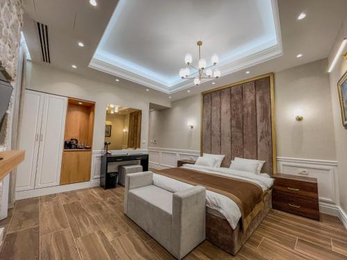 Una cocina o cocineta en Hive Luxury Suites by MN Property