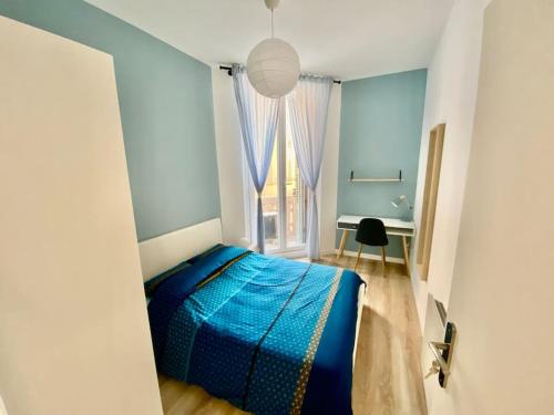 - une chambre avec un lit bleu et un bureau dans l'établissement Appart Moderne coeur de ville, à Toulon