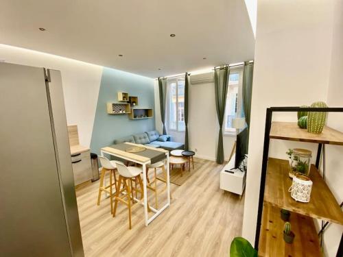 un salon avec une table et des chaises dans une pièce dans l'établissement Appart Moderne coeur de ville, à Toulon