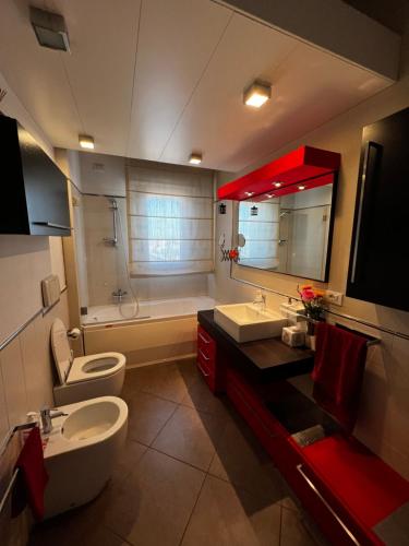 La salle de bains est pourvue d'un lavabo, de toilettes et d'une douche. dans l'établissement Attico con terrazzo, à San Costanzo