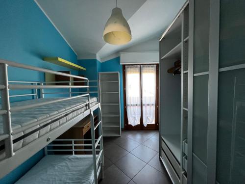 Cette chambre comprend 2 lits superposés et une fenêtre. dans l'établissement Attico con terrazzo, à San Costanzo