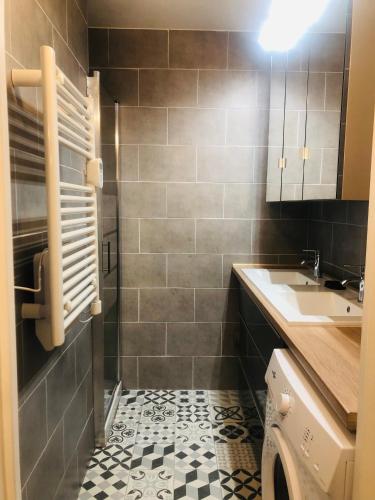 La salle de bains est pourvue d'un lavabo et de carrelage. dans l'établissement La movida, à Aujargues