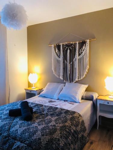 une chambre avec un lit avec deux tables et deux lampes dans l'établissement La movida, à Aujargues