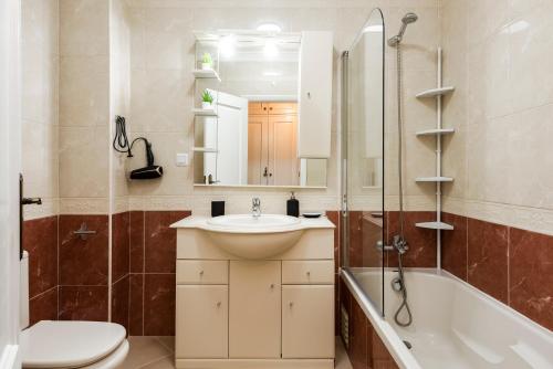 奎特里拉的住宿－Roberto Quarteira Central，一间带水槽、浴缸和卫生间的浴室