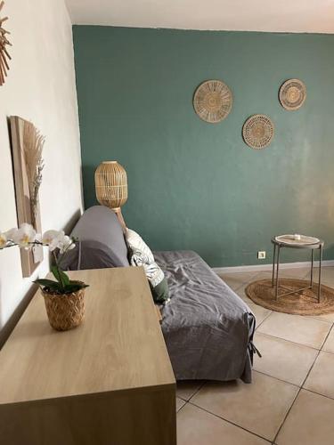 un salon avec un lit et une table dans l'établissement Le Studio Cosy *Place du village, aux Salles-sur-Verdon