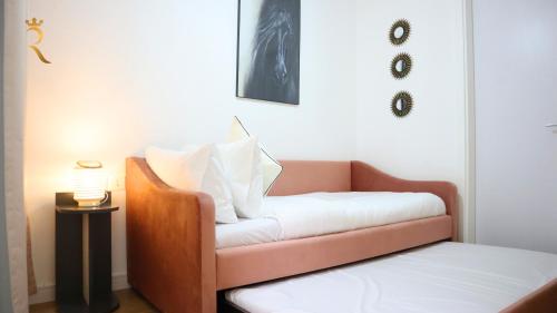 uma sala de estar com um sofá com almofadas em Duplex Elegance Retreat Transit - 2 BR em Abu Dhabi