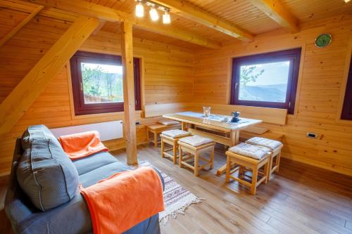 Cabaña de madera con comedor y mesa en Bomas house en Cerkno