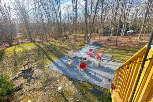Forest-View Deck and Fire Pit Poconos Escape!にある庭