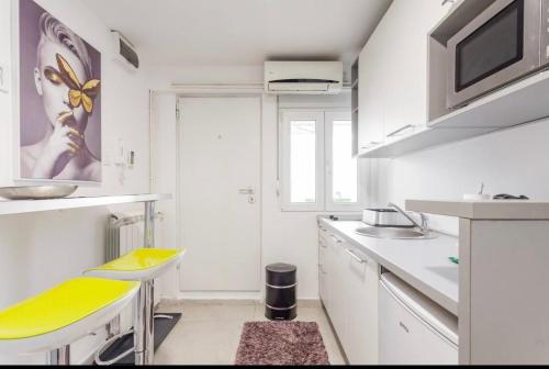 Η κουζίνα ή μικρή κουζίνα στο Apartment Terazije Center