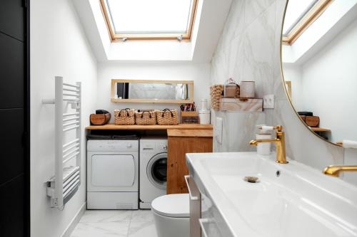 ein Badezimmer mit Waschmaschine und Waschbecken in der Unterkunft CosyVilla proche gare Paris, Disneyland, sites jeux olympiques pour 12 personnes in Gagny