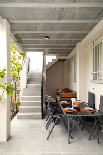 une salle à manger avec une table et un escalier dans l'établissement CosyVilla proche gare Paris, Disneyland, sites jeux olympiques pour 12 personnes, à Gagny