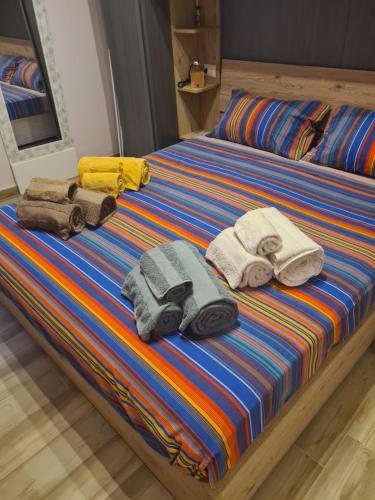 Una cama con toallas y toallas. en Casa Sorelle Marchisio en Roma