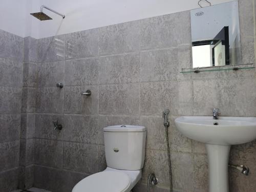 Hotel Water Nest في Etagama: حمام مع مرحاض ومغسلة