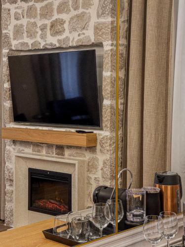 Una televisión o centro de entretenimiento en Hive Luxury Suites by MN Property
