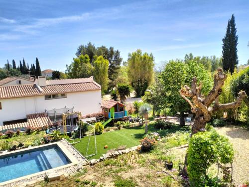 a villa with a swimming pool and a garden at Studio avec terrasse au calme in Hyères