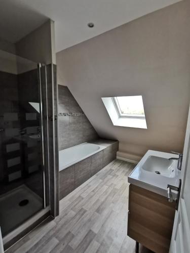 une salle de bain avec douche et lavabo dans l'établissement Maison proche Bayeux, à Saint-Martin-des-Entrées