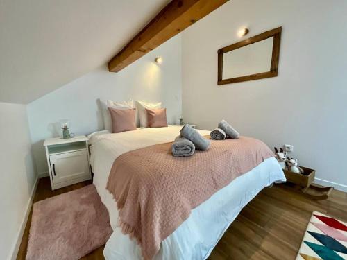 une chambre avec deux lits et un miroir au mur dans l'établissement Le Refuge de Antoine, 4 étoiles entre pistes et centre-ville, à La Bresse