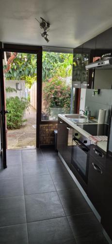 eine Küche mit einer Spüle und einer Arbeitsplatte in der Unterkunft House - Sunlit haven with outdoor terrace and garage in Gentilly