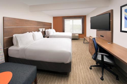 Gulta vai gultas numurā naktsmītnē Holiday Inn Express & Suites Baltimore - BWI Airport North, an IHG Hotel