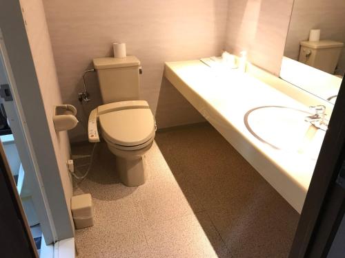 een badkamer met een toilet en 2 wastafels bij Furano Hops Hotel - Vacation STAY 41159v in Kami-furano