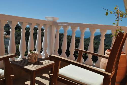 Un balcón o terraza en Amaryllis Luxury Suite
