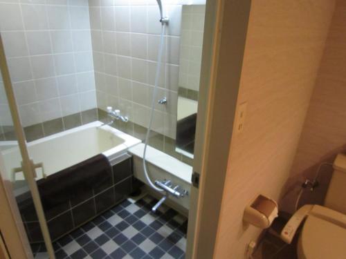 uma casa de banho com banheira e WC em Furano Hops Hotel - Vacation STAY 41210v em Kami-furano