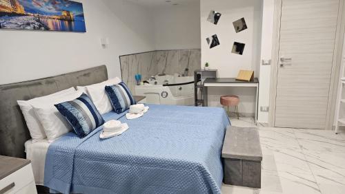 - une chambre avec un lit bleu et un bureau dans l'établissement Blue Dreams, à Castellammare di Stabia