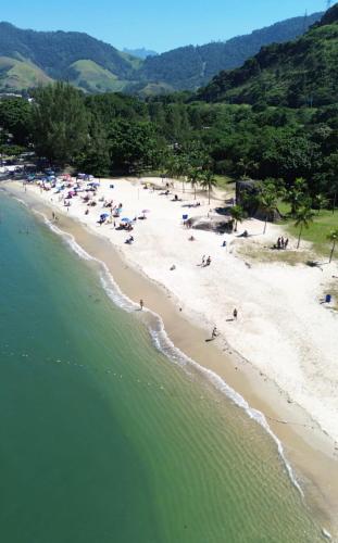 an overhead view of a beach with people on it at Loft Sahy - Condado Aldeia dos Reis in Mangaratiba