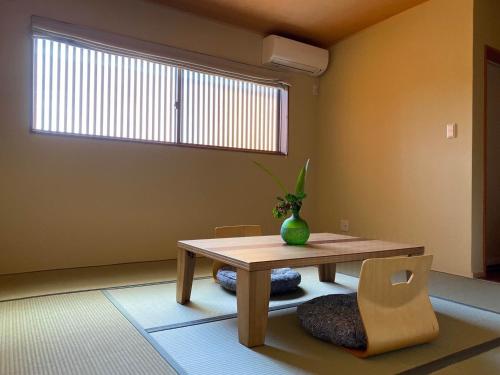 una habitación con una mesa y un jarrón en una silla en Shikinoyado Murakami - Vacation STAY 43691v, 