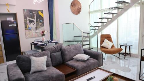 Modern Duplex 2BR - Smart Chic Haven