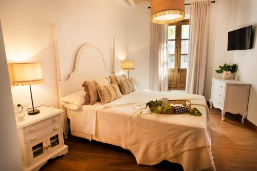 - une chambre avec un lit et une corbeille de fruits dans l'établissement Casa Rural Candelas, à Zahara de la Sierra