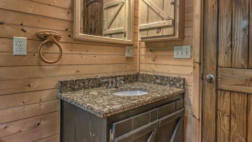 Mashburn MillMountain Meadow Lodge的小木屋内带水槽的浴室