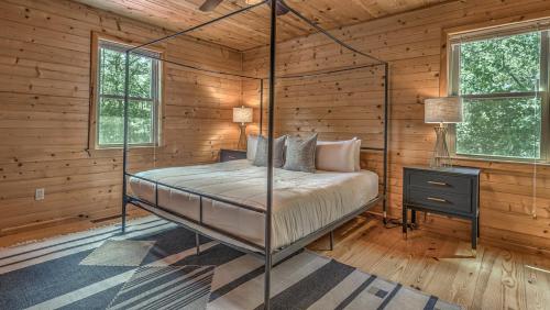 Mashburn MillMountain Meadow Lodge的小木屋内一间卧室,配有一张天蓬床