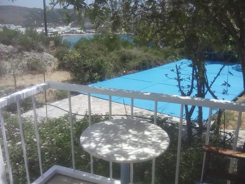 卡普薩利的住宿－SPITIA VASILI，阳台享有泳池景致。