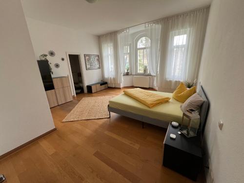 Großes Zimmer mit einem Bett und einem TV. in der Unterkunft Ferienwohnung Marie in Bad Elster