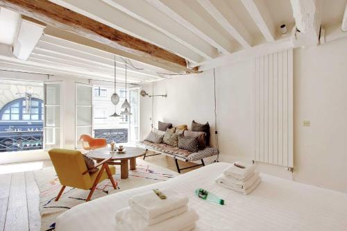 een slaapkamer met 2 bedden en een woonkamer bij Beautiful studio in the heart of the Latin Quarter in Parijs