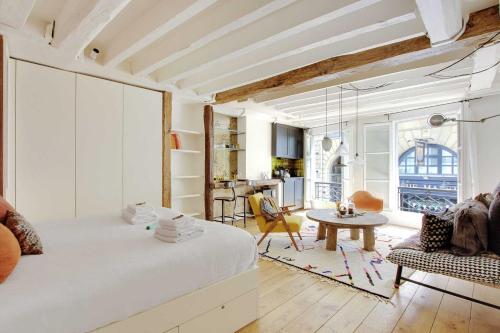 een slaapkamer met een bed en een woonkamer bij Beautiful studio in the heart of the Latin Quarter in Parijs