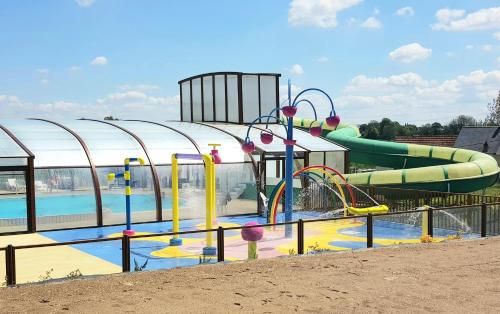 un parc aquatique avec un toboggan et une piscine dans l'établissement Camping, à Litteau