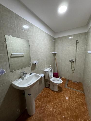 uma casa de banho com um lavatório e um WC em appartement spacieux em Deroua