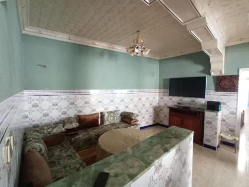 - un salon avec un canapé et une table dans l'établissement Apartment in Larache center, à Larache