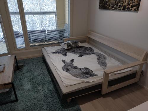 ein Schlafzimmer mit einem Bett mit zwei Hunden darauf in der Unterkunft Modern compact apartment 25 minutes from Helsinki in Espoo